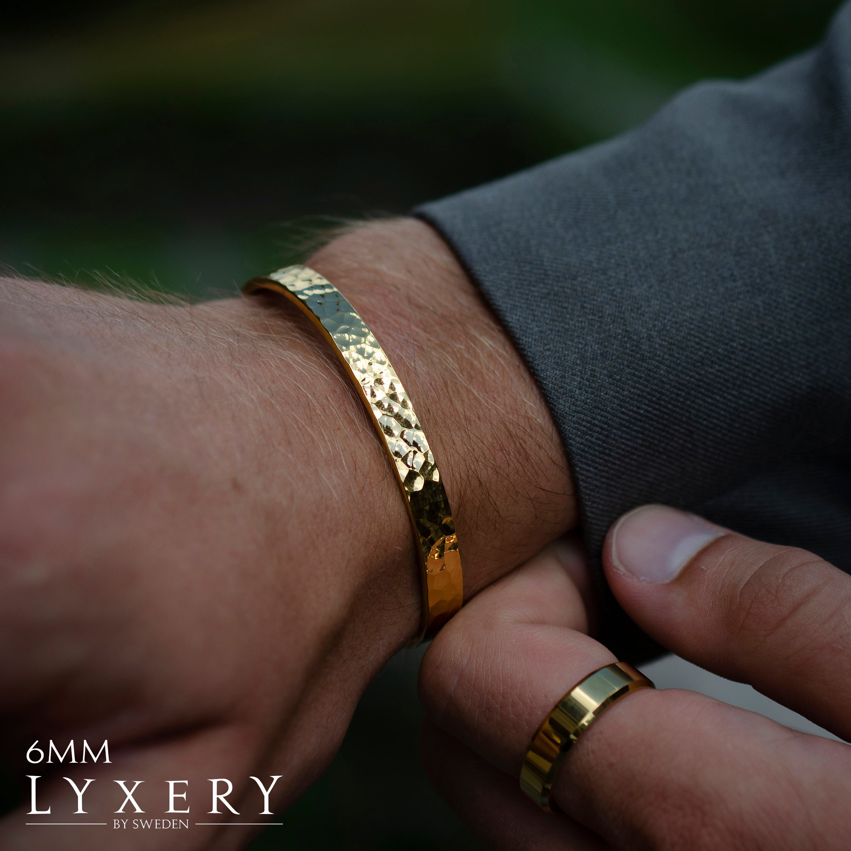 Cuff armband hamrad guld - Lyxery By Sweden AB