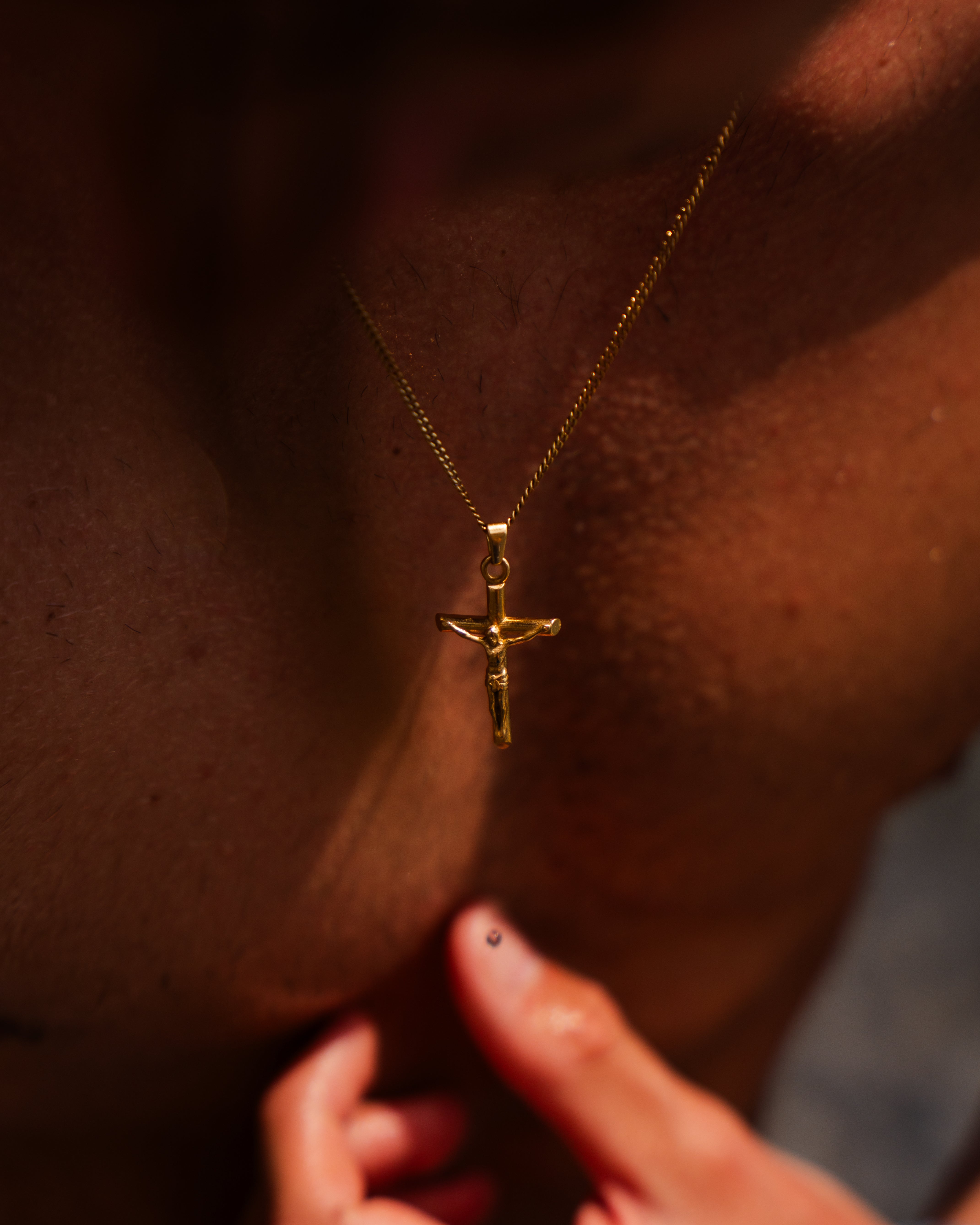 <tc>Pendant -</tc> Crucifix Gold