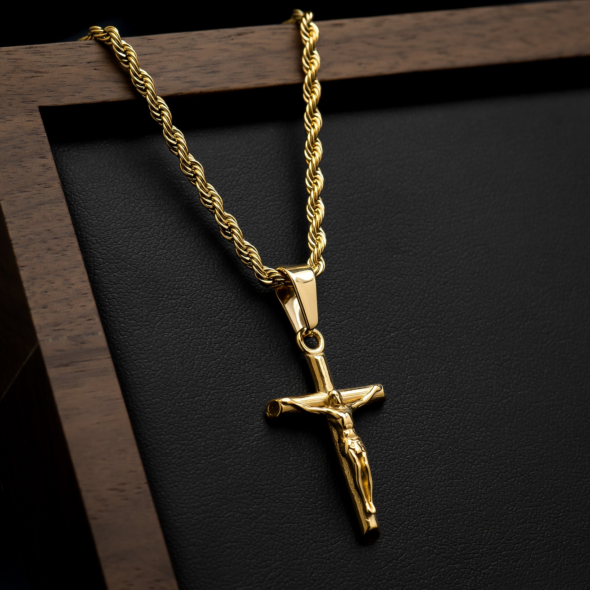 <tc>Pendant -</tc> Crucifix Gold